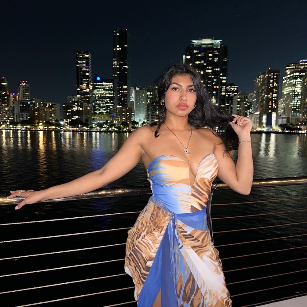 Selling this two piece it is beyond beautiful